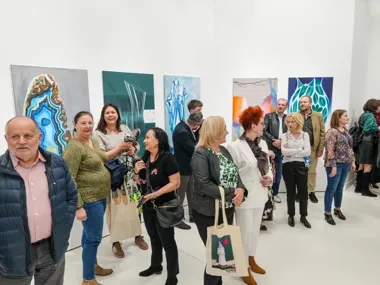 Kryształy w płótnach i tłok w Wieży Ciśnień podczas niezwykłego wernisażu