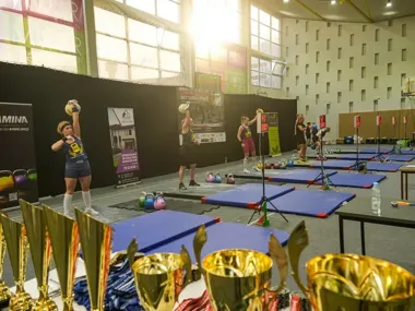 Siła i wytrzymałość na macie – emocje Mistrzostw Polski Kettlebell w hali MOSiR