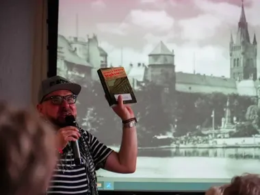 Autor 27 książek sięgnął po szanty. Nietypowe spotkanie w Koninie