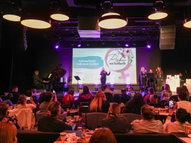 Na scenie DK Oskard rozmowy o zdrowiu kobiet – trzecia odsłona Piękno na kołach