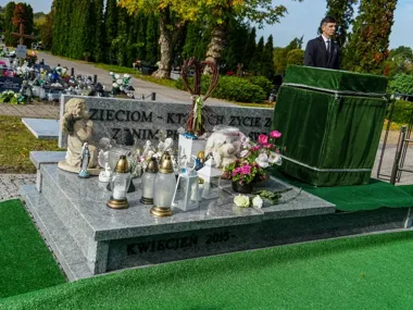 Dziewięcioro dzieci spoczęło we wspólnej mogile na konińskim cmentarzu