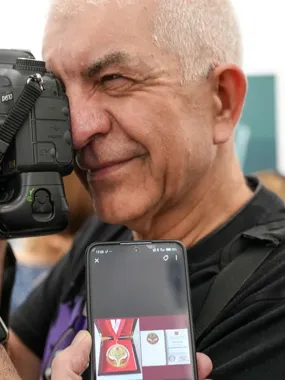 Tadeusz Topolski z prestiżowym medalem. Koniński fotografik doceniony