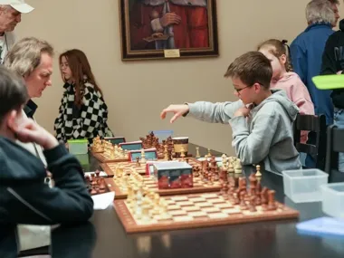 Sto zawodników przy szachownicach – Konin Masters 2026 przyciągnął pasjonatów gry