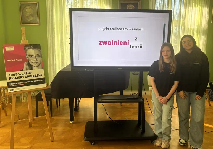 Młode liderki z Żychlina prowadzą warsztaty Akceptuj! Nie oceniaj! w szkolnych klasach