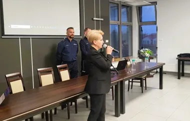 Seniorzy ze Ślesina poznali zasady reagowania na cyberoszustwa i alarmy